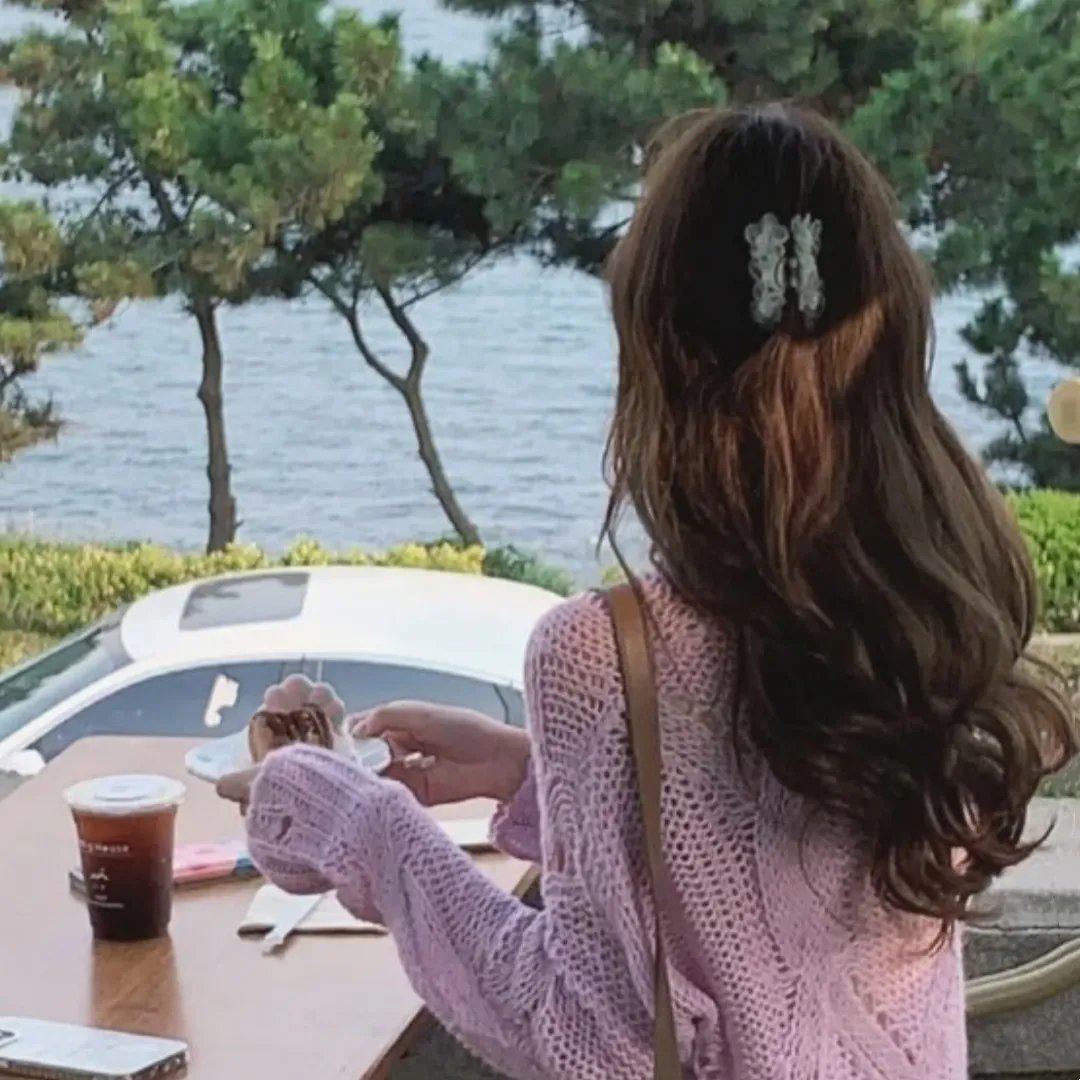 圆月映花都